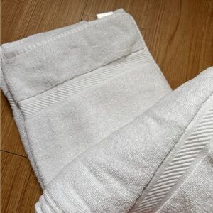5 Utopia White Bath Towels